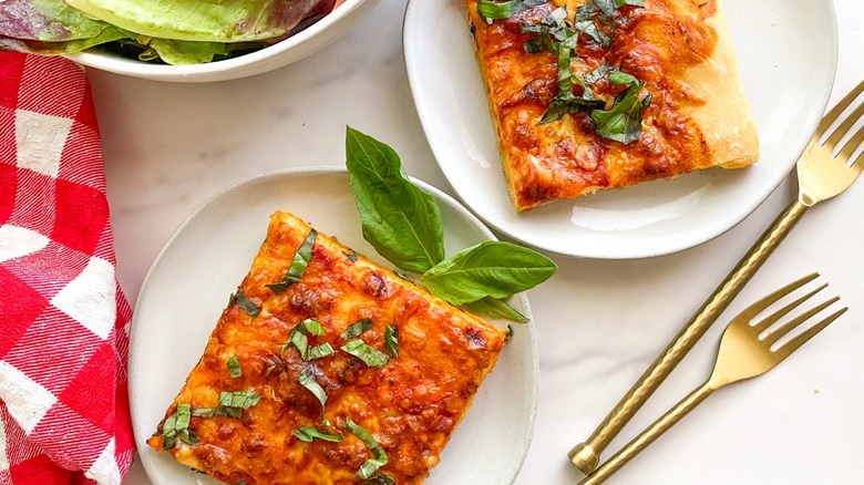 Carrés de pizza sicilienne sur assiettes