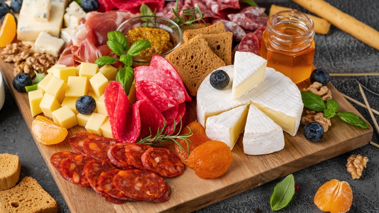 plateau de collation avec viande, fromage et fruits