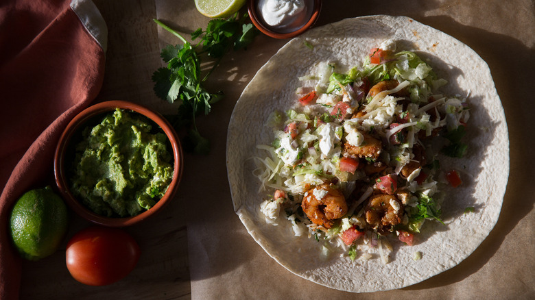 burrito aux crevettes ouvert sur la table 