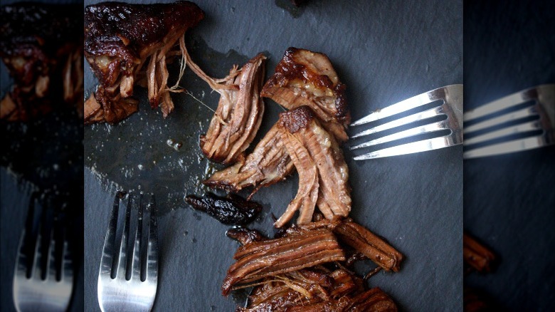 déchiqueter la viande avec deux fourchettes