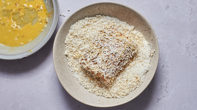 morue trempée dans la noix de coco et le panko