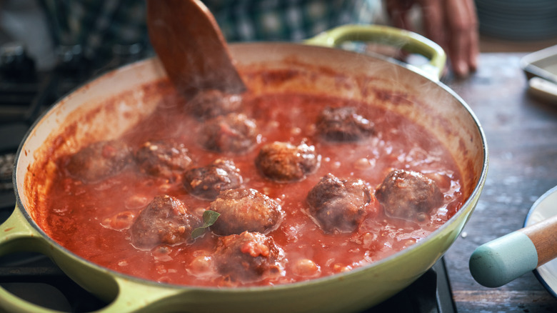 Boulettes de viande en sauce