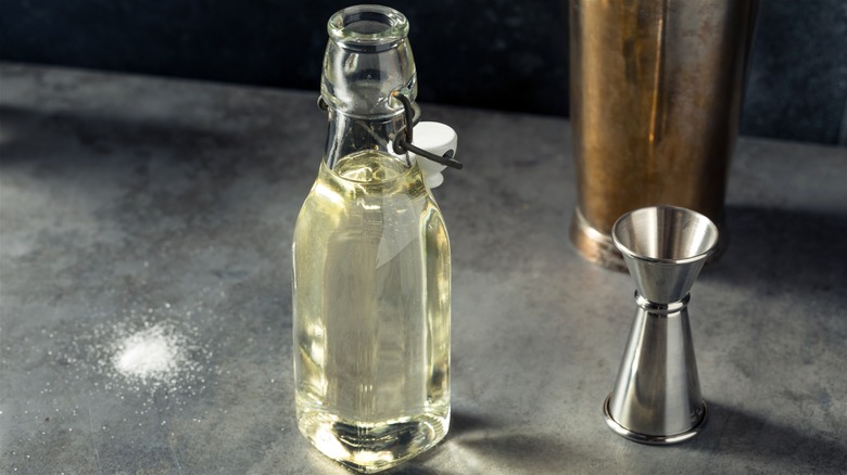 Bouteille de sirop simple fait maison