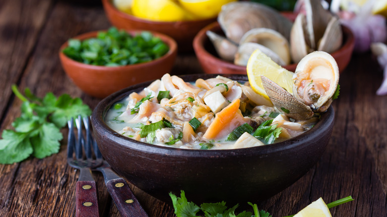 Ceviche de palourdes dans un bol en bois