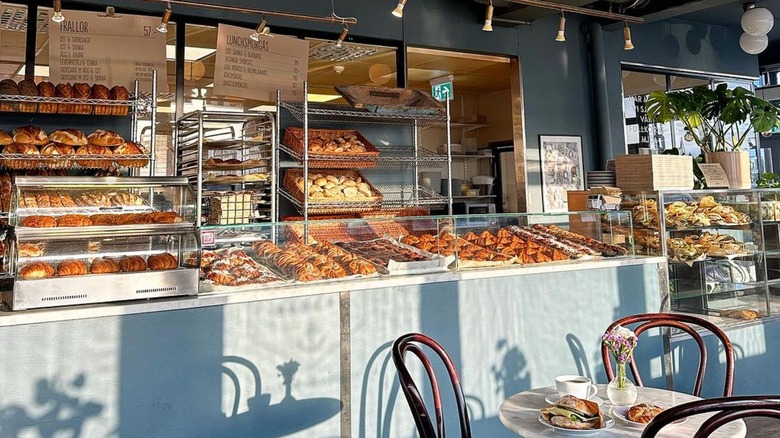 Comptoir de boulangerie complet au soleil