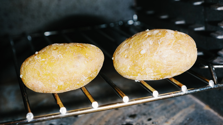 Pommes de terre en train de cuire sur la grille du four