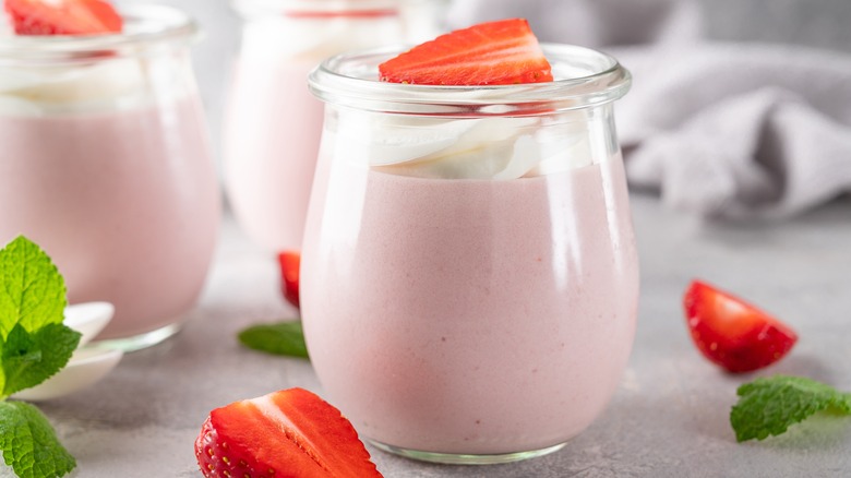 mousse de fraise dans des verres