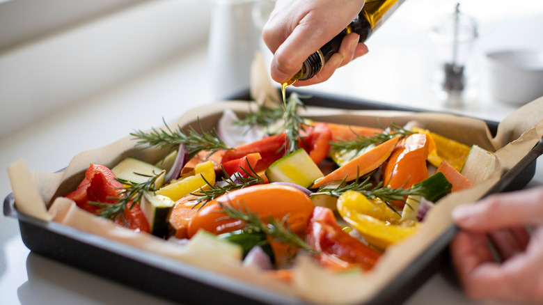 verser de l'huile sur les légumes