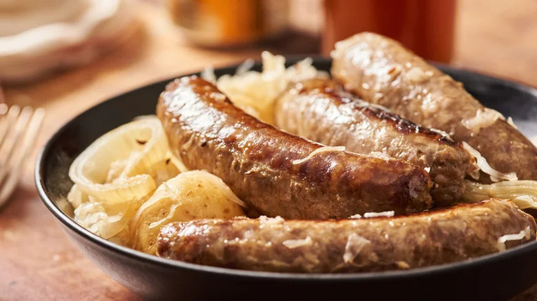 brats et choucroute sur assiette