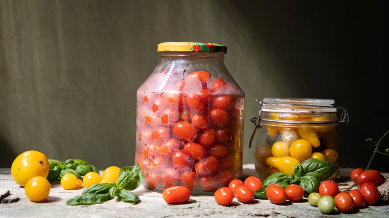 Tomates jaunes et rouges en bocaux