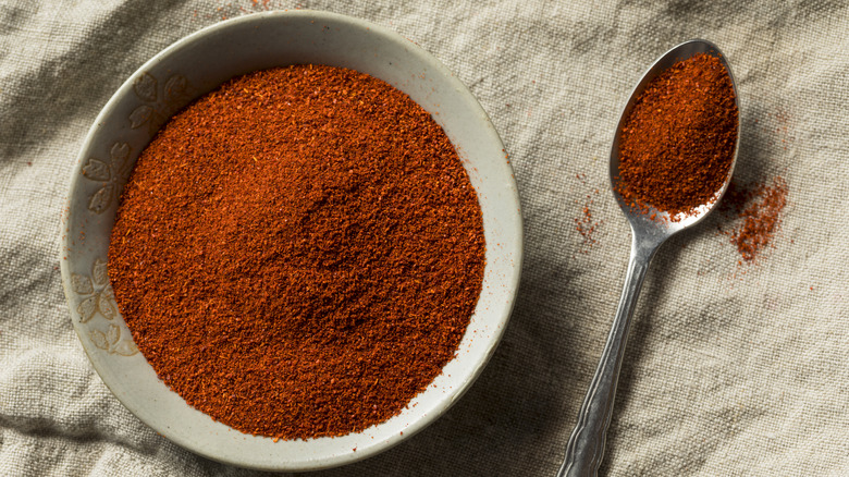 Paprika fumé rouge dans un bol