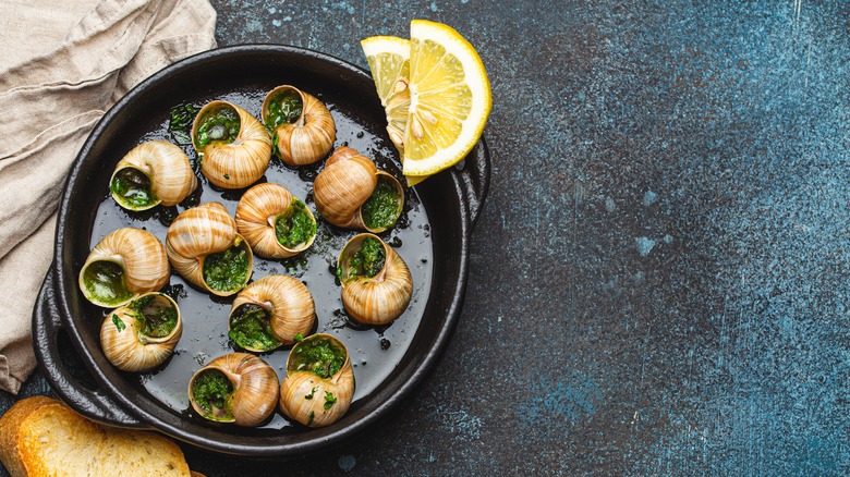 escargots à la poêle avec du citron