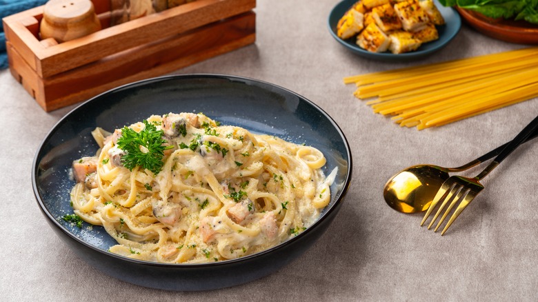 pâtes carbonara garnies en plat