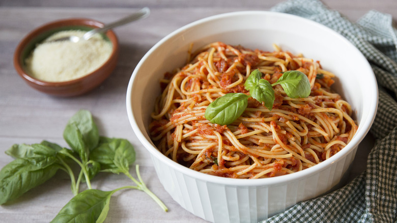 Bol de spaghetti au basilic