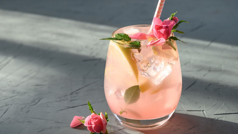 Verre de limonade glacée avec des roses