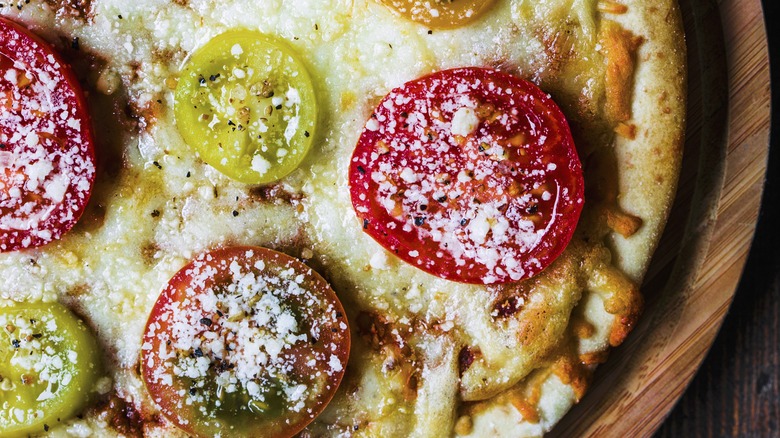 Pizza aux tomates multicolores