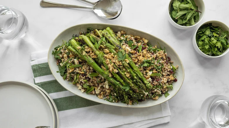 Assiette de salade de farro aux asperges