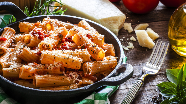 Rigatoni au parmesan dans un bol