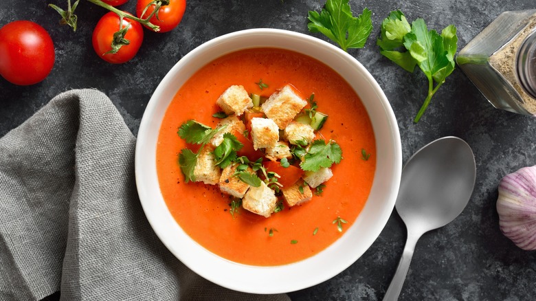 Bol de soupe aux tomates garni de croûtons