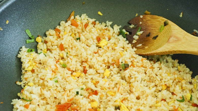 riz frit à la poêle avec une cuillère