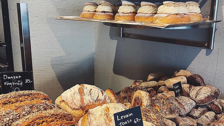 comptoir de pain et brioches à vendre