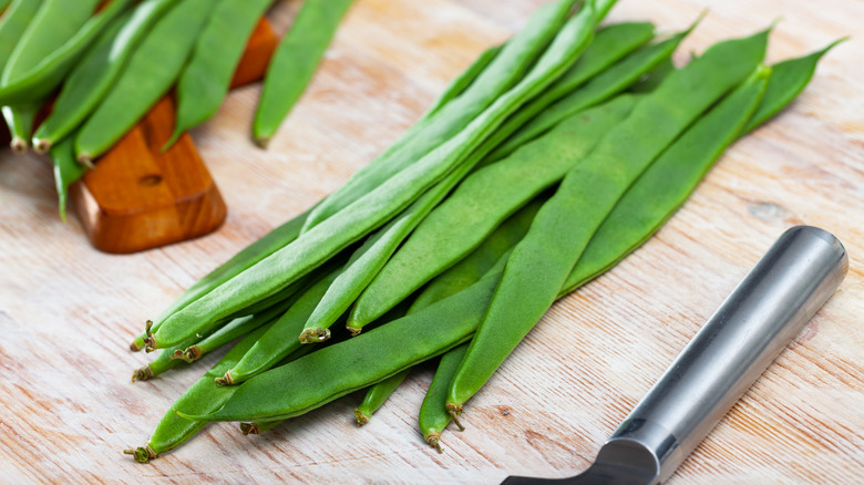 haricots plats sur une planche à découper