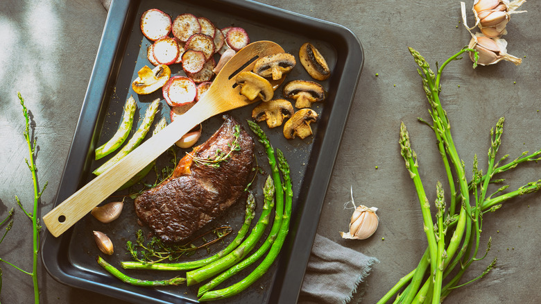 Steak et légumes sur plaque à pâtisserie