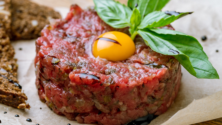 steak tartare au jaune d'oeuf et garniture 