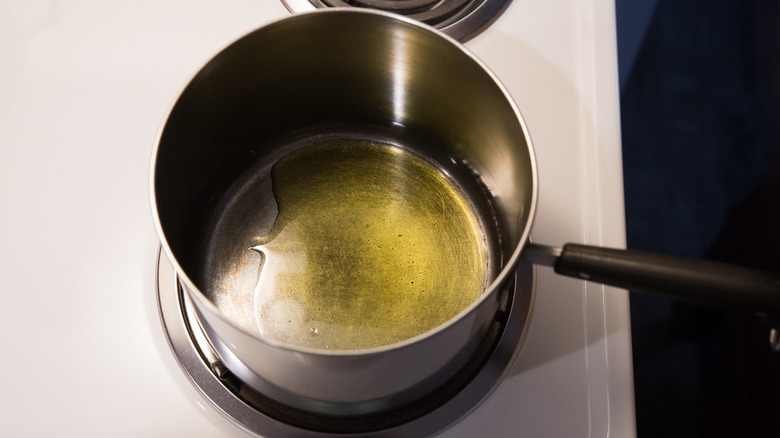 chauffage de l'huile dans une casserole 