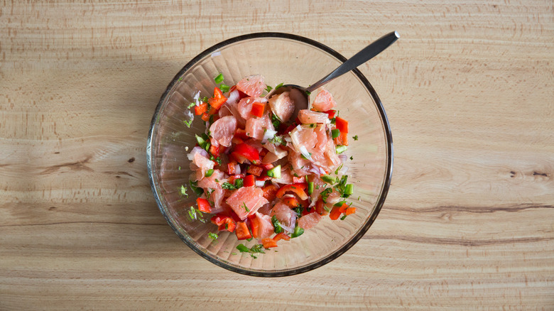 salsa au pamplemousse dans un bol transparent 