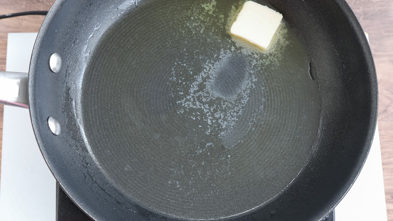 beurre fondant dans une poêle