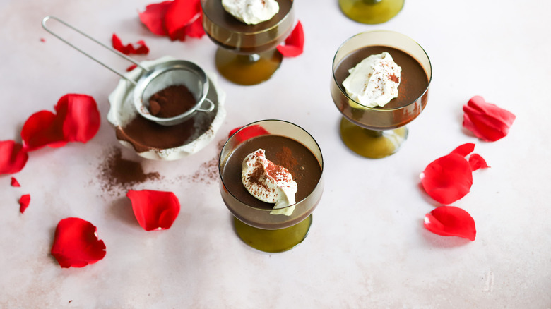 Pouding au chocolat saupoudré de cacao et garni de crème fouettée