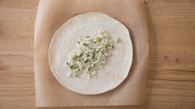 riz dans une grande tortilla de farine 