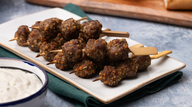 servir des mini boulettes de viande sur des brochettes