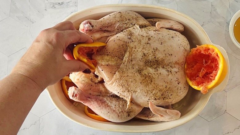 poulet farci à la main avec des écorces d'orange