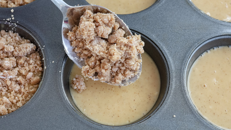 verser le crumble dans un moule à muffins