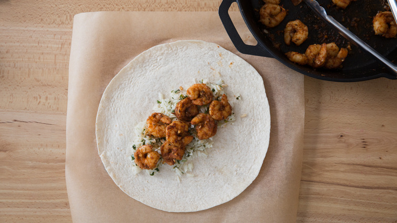 crevettes et riz dans une tortilla 