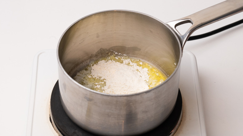 farine et beurre dans une casserole