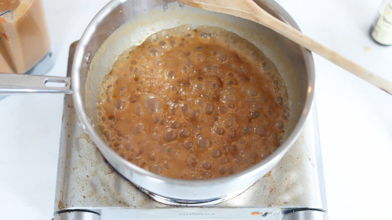 sauce au caramel bouillonnant dans la poêle