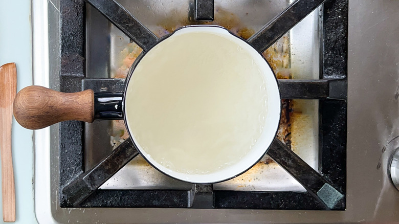 Eau frémissante dans une casserole sur la cuisinière