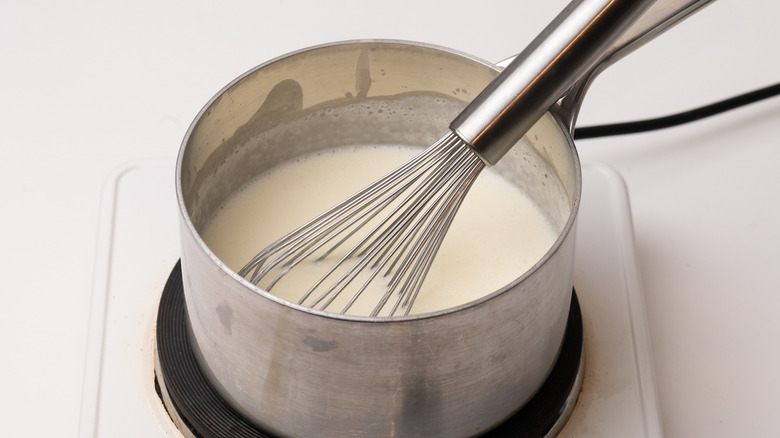 sauce blanche dans une casserole