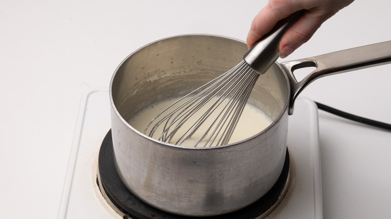 fouetter la béchamel dans une casserole