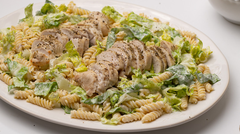 assemblage de salade de pâtes au poulet césar