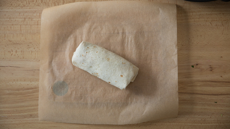 burrito roulé posé sur une table 