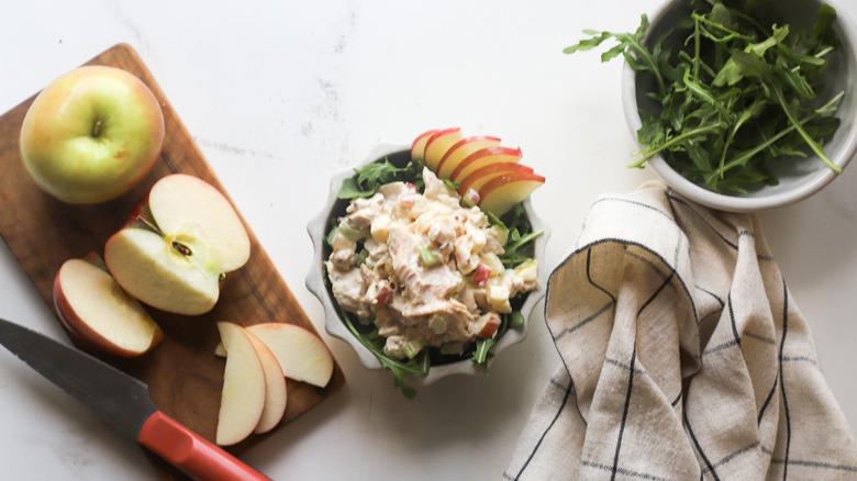 Salade de thon servie avec des légumes verts