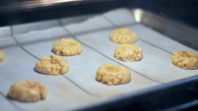 Biscuits empreintes digitales aux noisettes cuits au four