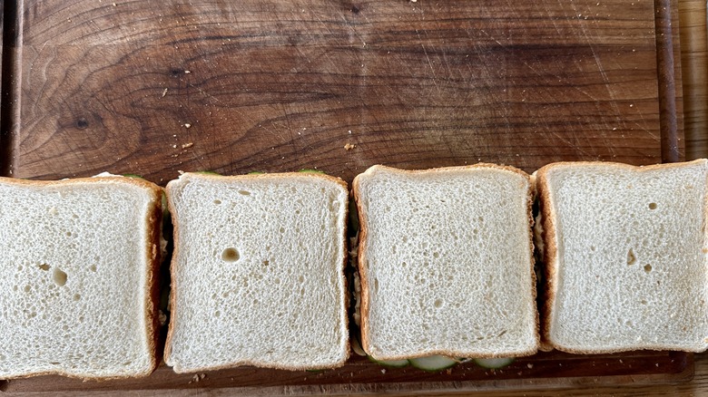 sandwichs au concombre entier sur une planche à découper