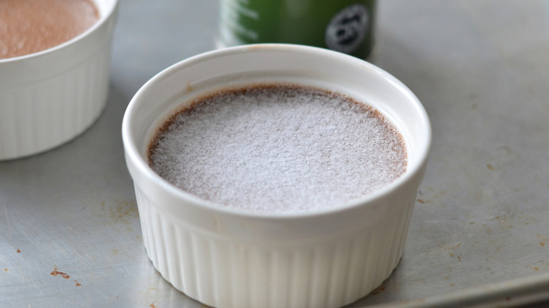 crème brûlée au chocolat avec du sucre avant de la brûler