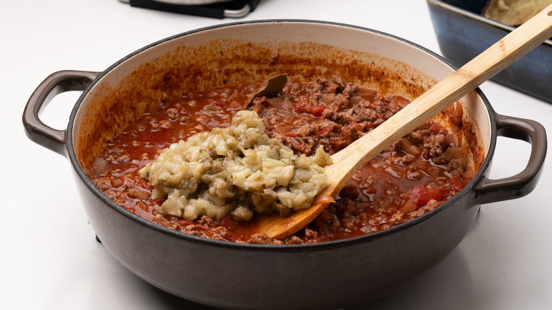 sauce aux aubergines à la dinde dans une poêle