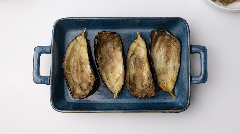 coquilles d'aubergines dans une plaque à pâtisserie